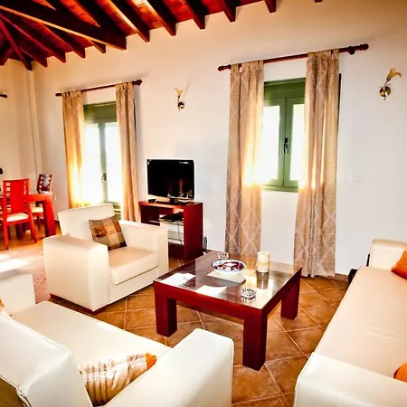 فيلة Aselinos Sleeps 6 With Pool Air Con And Wifi *