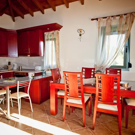 Aselinos Sleeps 6 With Pool Air Con And Wifi ترولو
