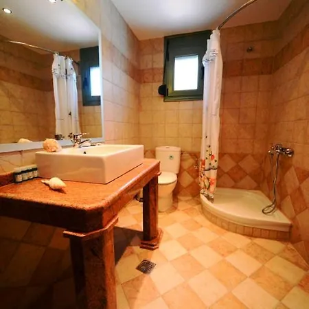 Aselinos Sleeps 6 With Pool Air Con And Wifi